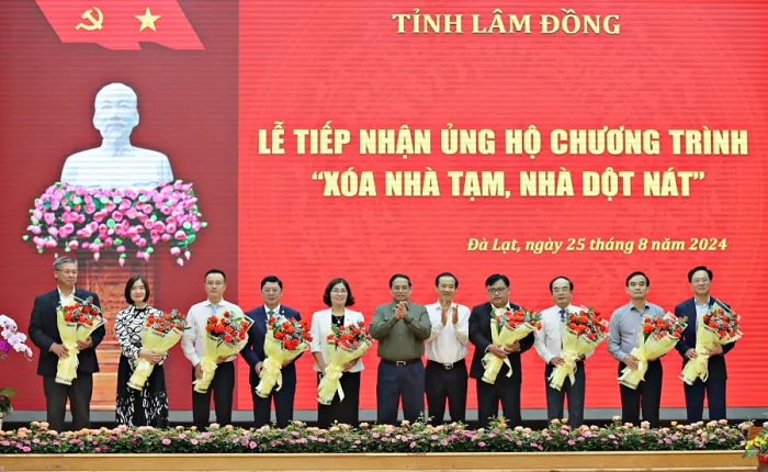 Thủ tướng Phạm Minh Chính chụp ảnh lưu niệm cùng các đơn vị đã đóng góp cho chương trình “Xóa nhà tạm, nhà dột nát” tại Lâm Đồng  