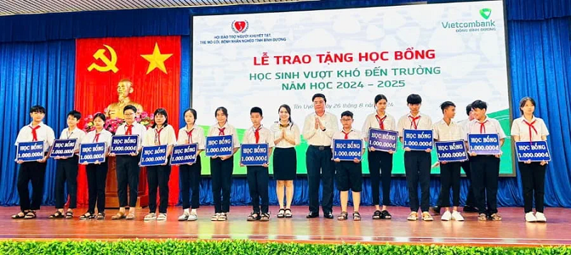 Đại diện Vietcombank Đông Bình Dương và chính quyền địa phương trao tặng học bổng cho học sinh tại thành phố Tân Uyên