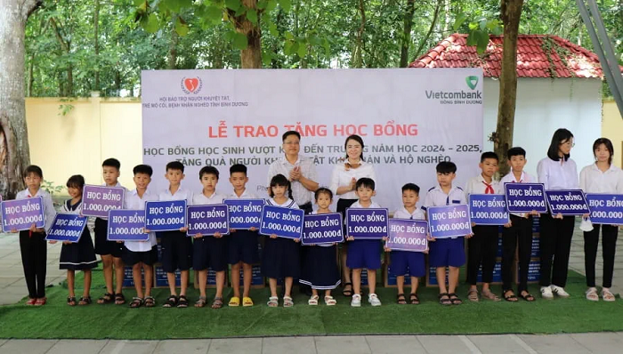 Đại diện Vietcombank Đông Bình Dương và chính quyền địa phương trao tặng học bổng cho học sinh tại huyện Phú Giáo