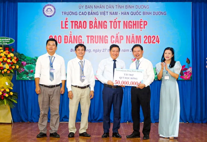 Ông Nguyễn Khánh Thắng - Bí thư Chi bộ, Giám đốc Vietcombank Đông Bình Dương (thứ ba, từ trái sang) trao tặng học bổng tại trường Cao đẳng Việt Nam - Hàn Quốc