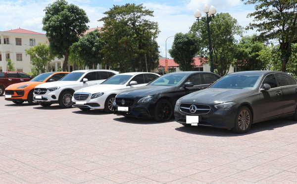 Nhiều xe hơi đắt tiền bị cơ quan công an thu giữ. Ảnh: Công an Nghệ An