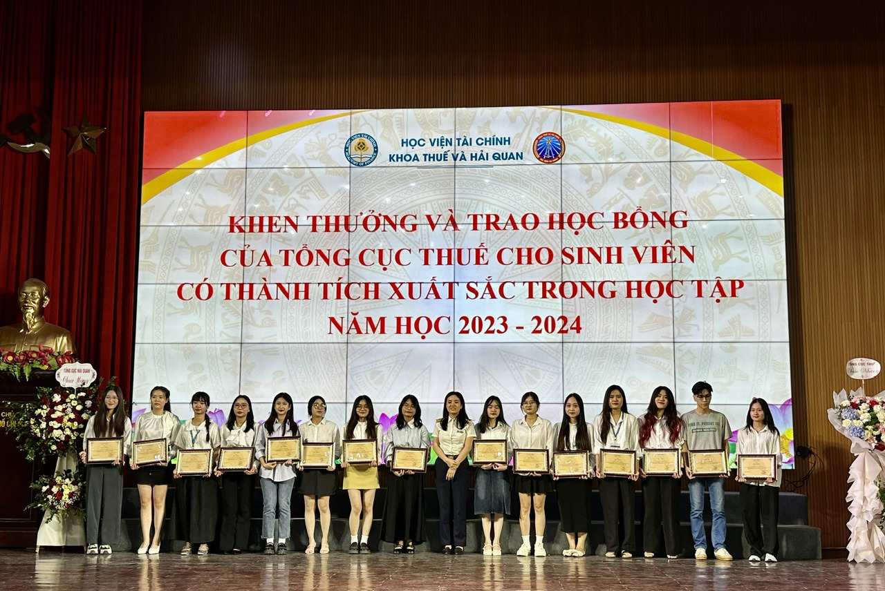 Sinh viên Khoa Thuế và Hải quan được nhận Giấy khen và học bổng.