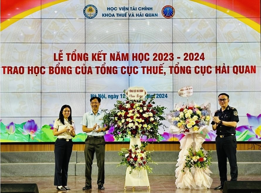 Đại diện Tổng cục Thuế và Tổng cục Hải quan tặng hoa chúc mừng các thầy, cô giáo và sinh viên Khoa Thuế và Hải quan.