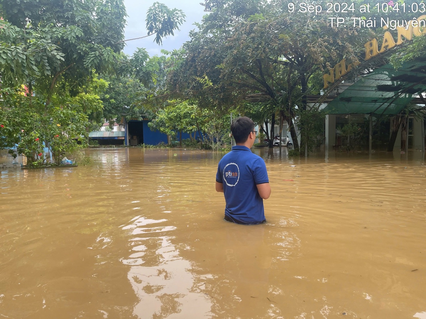 Nhân viên bảo hiểm xuống tận địa bàn vùng lũ để chia sẻ và giám định thiệt hại để nhanh chóng hỗ trợ chi trả bồi thường, khắc phục tổn thất cho khách hàng. 