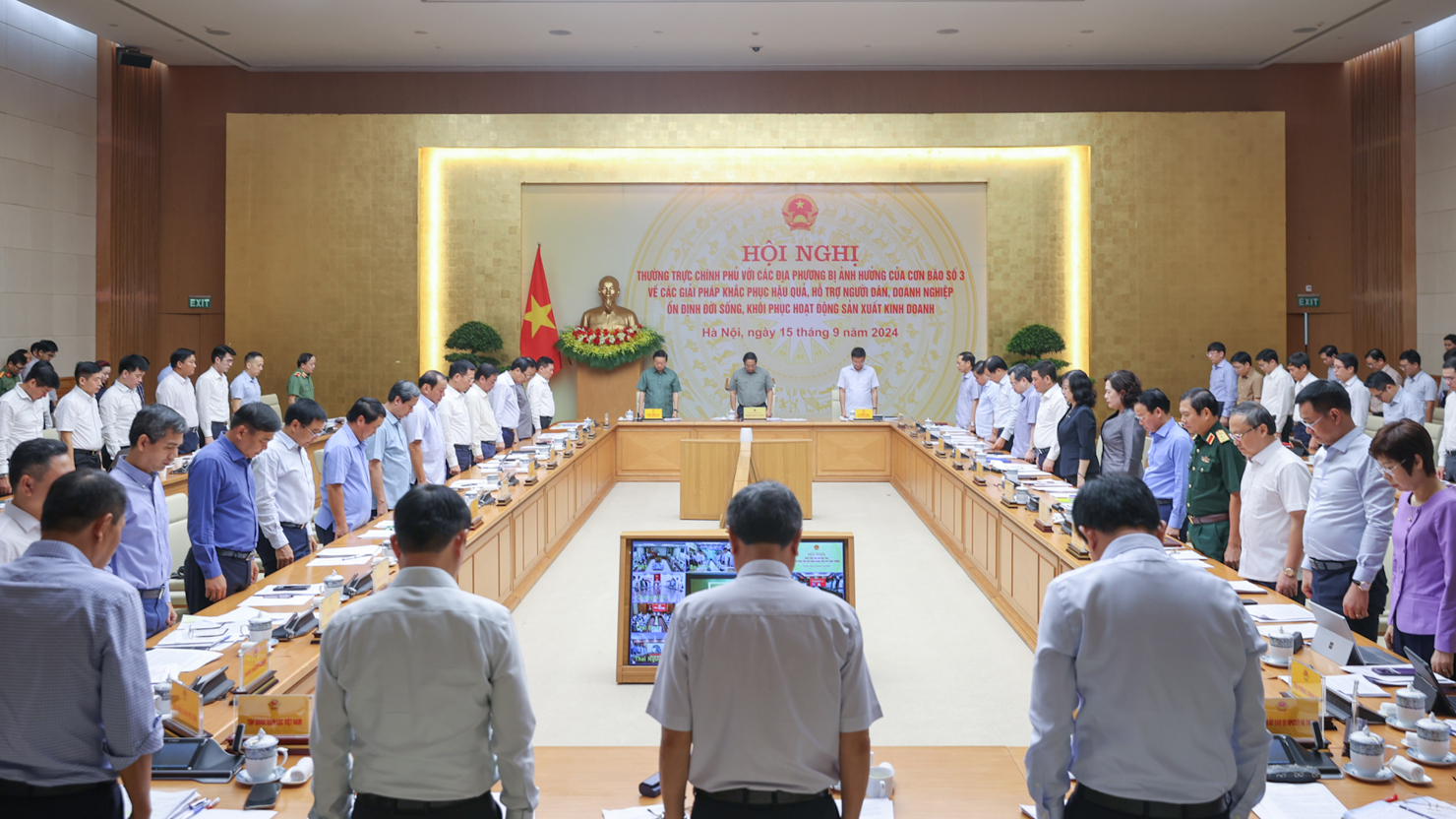 Các đại biểu dành phút mặc niệm tưởng nhớ các nạn nhân bị thiệt mạng do bão lũ - Ảnh: VGP/Nhật Bắc  