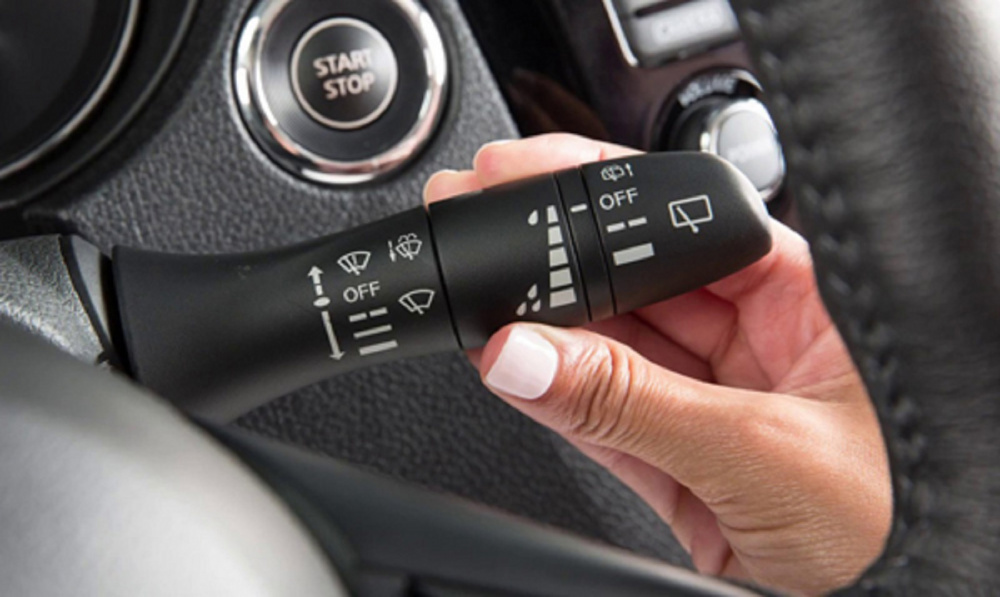 Cần điều khiển gạt mưa được lắp đặt phía sau vô lăng, bên phải tài xế