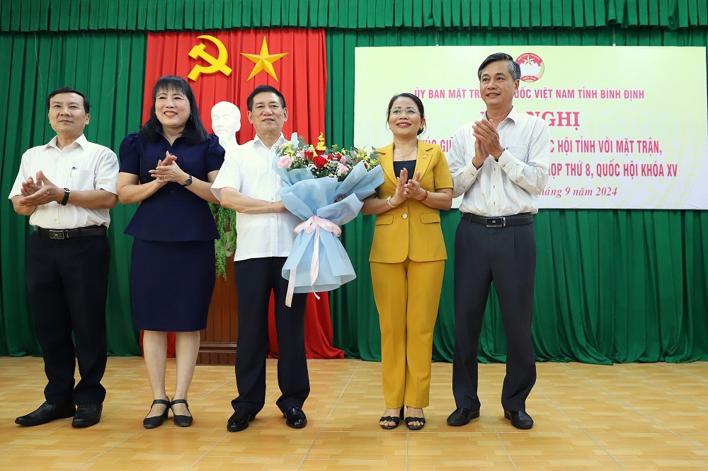 Đoàn đại biểu Quốc hội tỉnh Bình Định tặng hoa chúc mừng đồng chí Hồ Đức Phớc - Bộ trưởng Bộ Tài chính được tín nhiệm bầu giữ chức Phó Thủ tướng Chính phủ. Ảnh: Văn Trường