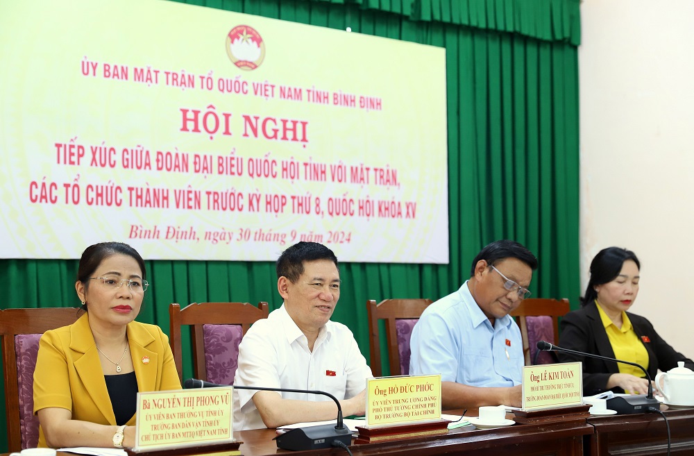 Phó Thủ tướng và đại diện Đoàn đại biểu Quốc hội tỉnh Bình Định tại Hội nghị. Ảnh: Văn Trường