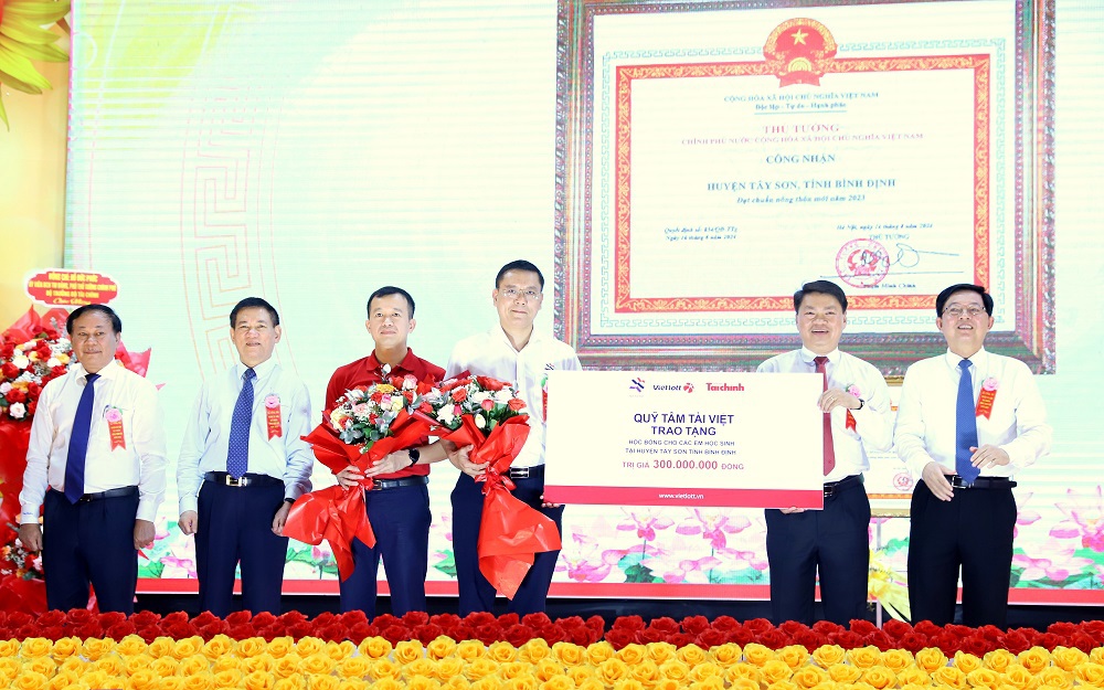 Quỹ Tâm Tài Việt, Công ty Xổ số điện toán Việt Nam (Vietlott) đã trao 300 triệu đồng hỗ trợ học bổng cho các em học sinh học giỏi tại huyện Tây Sơn, tỉnh Bình Định.