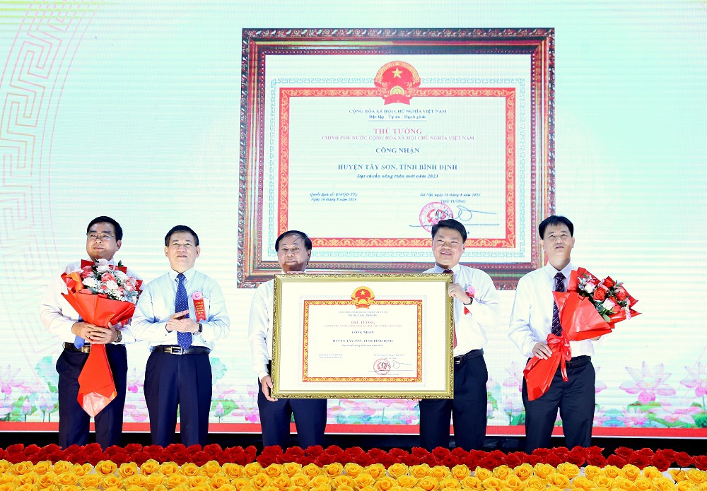 Phó Thủ tướng, Bộ trưởng Bộ Tài chính Hồ Đức Phớc trao Bằng công nhận huyện Tây Sơn, tỉnh Bình Định đạt chuẩn nông thôn mới năm 2023.