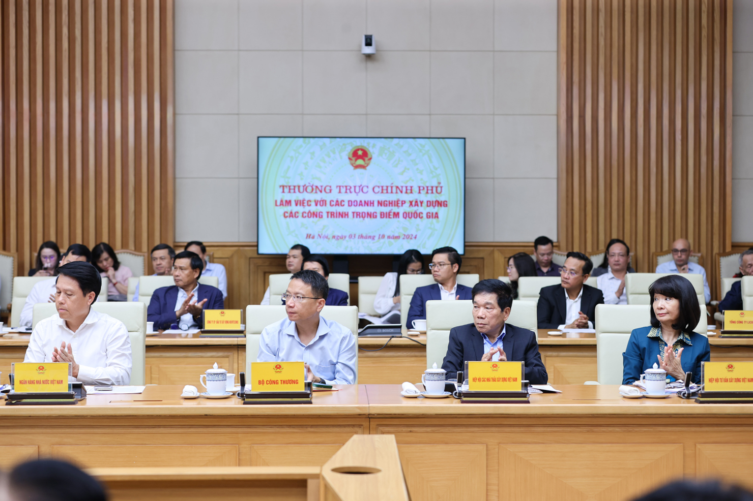 Đại diện gần 30 doanh nghiệp, nhà thầu tham gia xây dựng các công trình trọng điểm quốc gia, các hiệp hội... tham dự phiên họp. Ảnh: VGP/Nhật Bắc