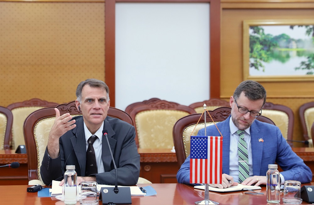 Phó Trợ lý Bộ trưởng Tài chính Hoa Kỳ Robert Kaproth phát biểu tại buổi tiếp. 