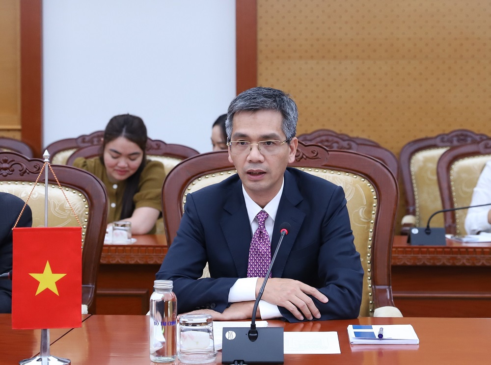 Thứ trưởng Bộ Tài chính Võ Thành Hưng phát biểu tại buổi tiếp. 