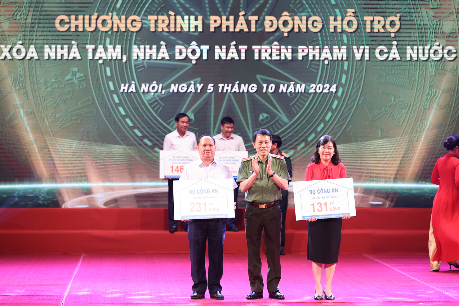 Bộ trưởng Bộ Công an Lương Tam Quang trao kinh phí của Bộ Công an ủng hộ các địa phương xoá nhà tạm, nhà dột nát. Ảnh: VGP/Nhật Bắc