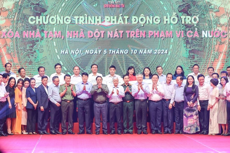Thủ tướng kêu gọi cả hệ thống chính trị, đồng bào, đồng chí, cộng đồng doanh nghiệp cả nước tiếp tục chung tay, chung sức, đồng lòng, tăng tốc, bứt phá hơn nữa để nhanh chóng hoàn thành mục tiêu xóa hết nhà tạm, nhà dột nát cho đồng bào. Ảnh: VGP/Nhật Bắc