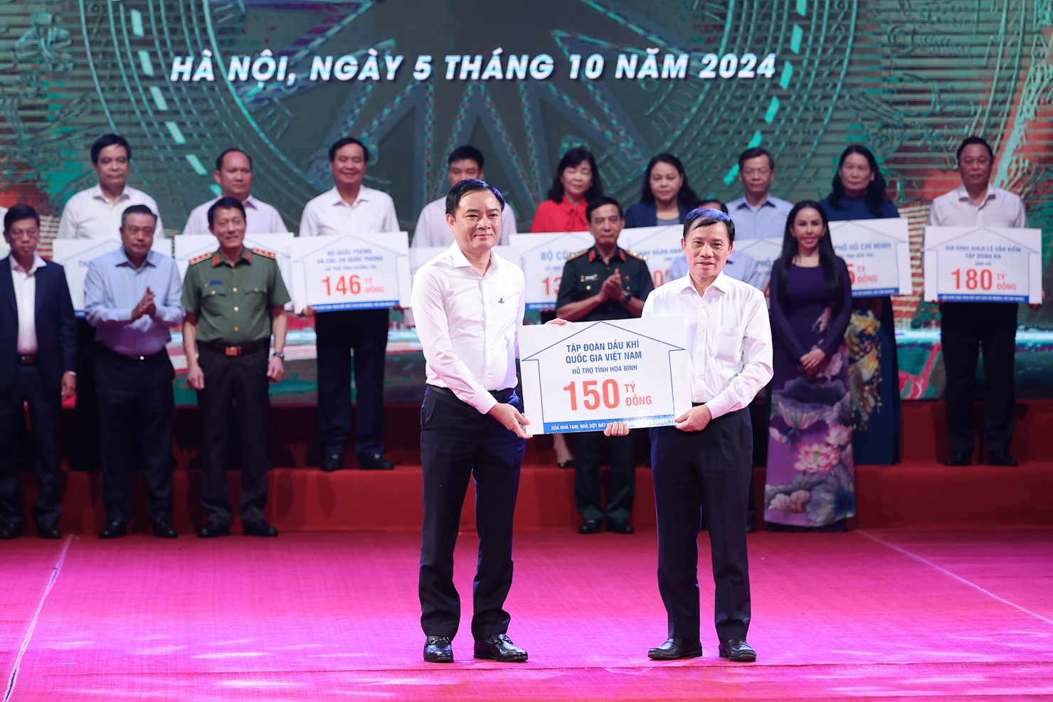 Đại diện các bộ ngành, địa phương, doanh nghiệp, nhà hảo tâm đã trao kinh phí ủng hộ cho các địa phương còn khó khăn. Ảnh: VGP/Nhật Bắc