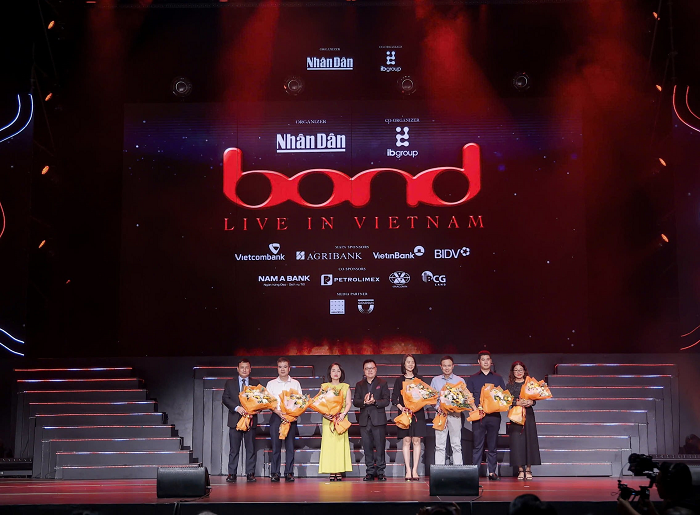 Ông Lê Quốc Minh - Ủy viên Ban Chấp hành Trung ương Đảng, Tổng Biên tập Báo Nhân Dân, Phó trưởng Ban Tuyên giáo Trung ương, Chủ tịch Hội Nhà báo Việt Nam, Trưởng Ban Tổ chức (thứ 4 từ trái sang) trao hoa cảm ơn và chụp ảnh lưu niệm cùng đại diện các đơn vị đồng hành 