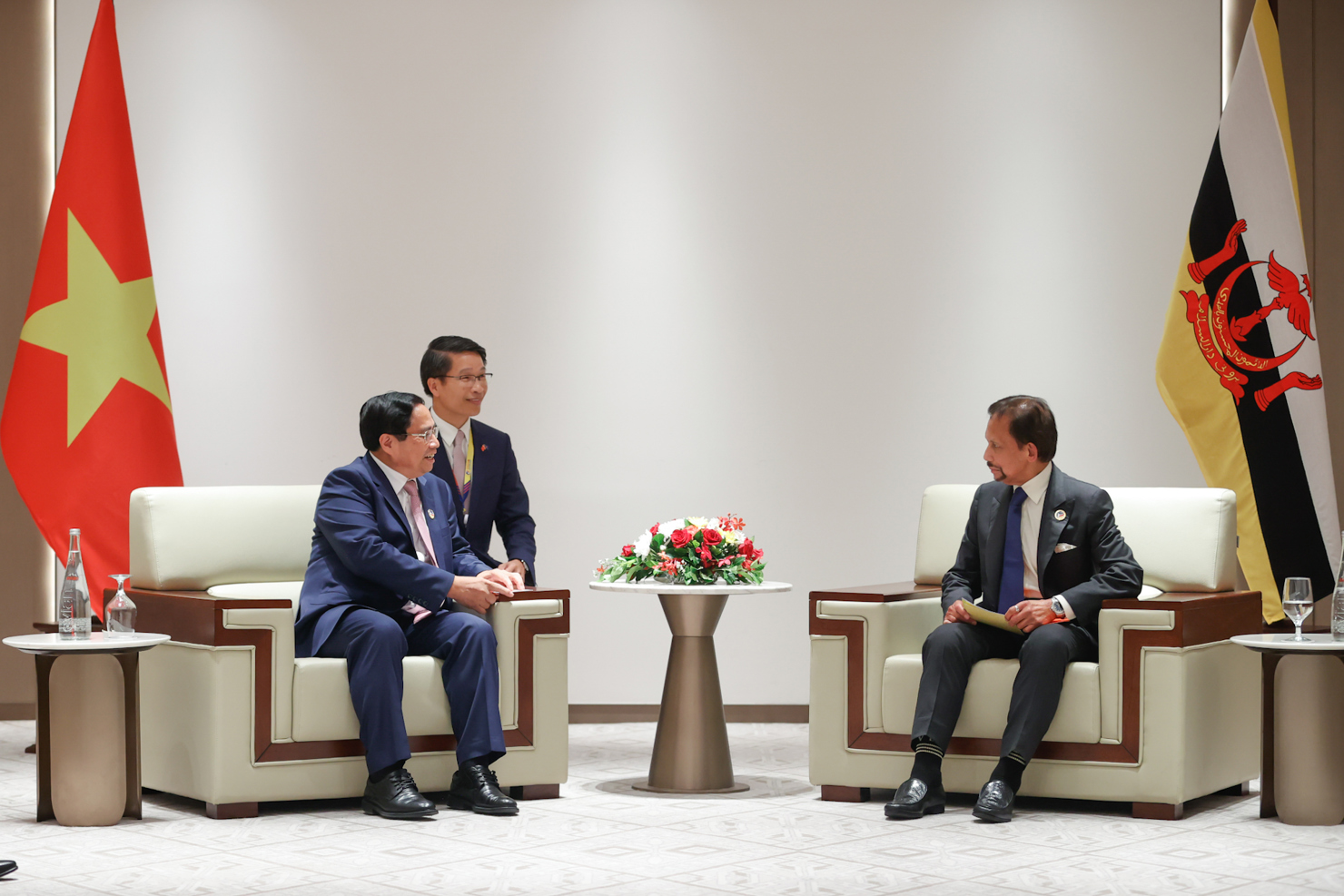 Hai nhà lãnh đạo trao đổi về các vấn đề quốc tế và khu vực cùng quan tâm, nhất trí cùng giữ vững đoàn kết, thống nhất và vai trò trung tâm của ASEAN ở khu vực. Ảnh: VGP/Nhật Bắc  