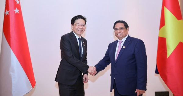 Thủ tướng Chính phủ Phạm Minh Chính và Thủ tướng Singapore Lawrence Wong. Ảnh: VGP/Nhật Bắc