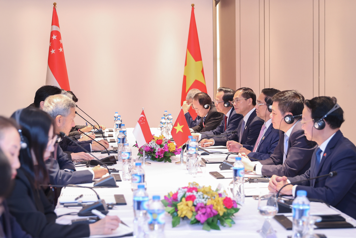 Thủ tướng Chính phủ Phạm Minh Chính và Thủ tướng Singapore Lawrence Wong hội đàm lần đầu tiên trong khuôn khổ cuộc gặp thường niên giữa hai Thủ tướng, nhân dịp dự Hội nghị Cấp cao ASEAN 44, 45. Ảnh: VGP/Nhật Bắc  