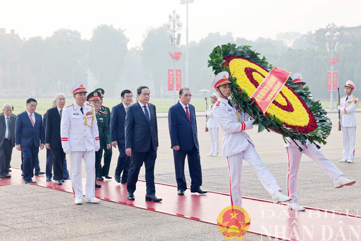 Chủ tịch Quốc hội Trần Thanh Mẫn và Lãnh đạo, nguyên lãnh đạo Đảng, Nhà nước vào Lăng viếng Chủ tịch Hồ Chí Minh. Ảnh: Lâm Hiển