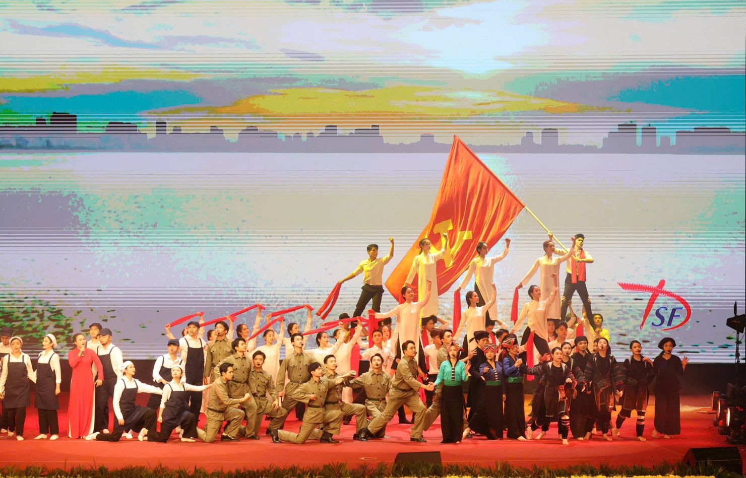 Lễ kỷ niệm mở đầu bằng chương trình nghệ thuật đặc biệt với chủ đề “Thủ đô 70 năm - Bản Hùng ca