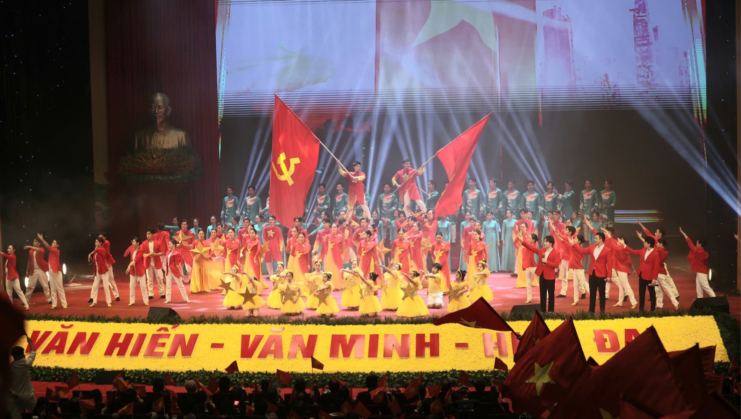 Chương trình nghệ thuật tái hiện những giai đoạn phát triển đầy tự hào của Thủ đô xuyên suốt chiều dài lịch sử dựng nước, giữ nước. Ảnh: VGP/Gia Huy  