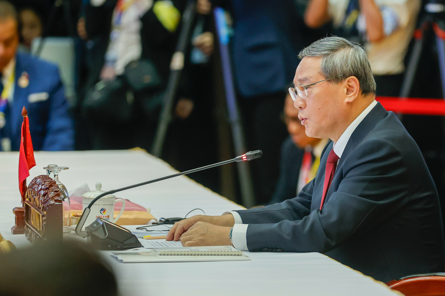 Thủ tướng Trung Quốc Lý Cường khẳng định tiếp tục ưu tiên phát triển và tăng cường kết nối chặt chẽ giữa các nền kinh tế khu vực, triển khai hiệu quả Hiệp định Thương mại tự do ASEAN-Trung Quốc và Hiệp định Đối tác kinh tế toàn diện khu vực (RCEP). Ảnh: VGP/Nhật Bắc  