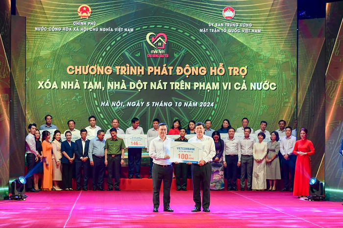 Ông Nguyễn Thanh Tùng (bên trái) – Chủ tịch HĐQT Vietcombank trao tượng trưng kinh phí 100 tỷ đồng hỗ trợ xoá nhà tạm, nhà dộtnát ủng hộ cho địa phương