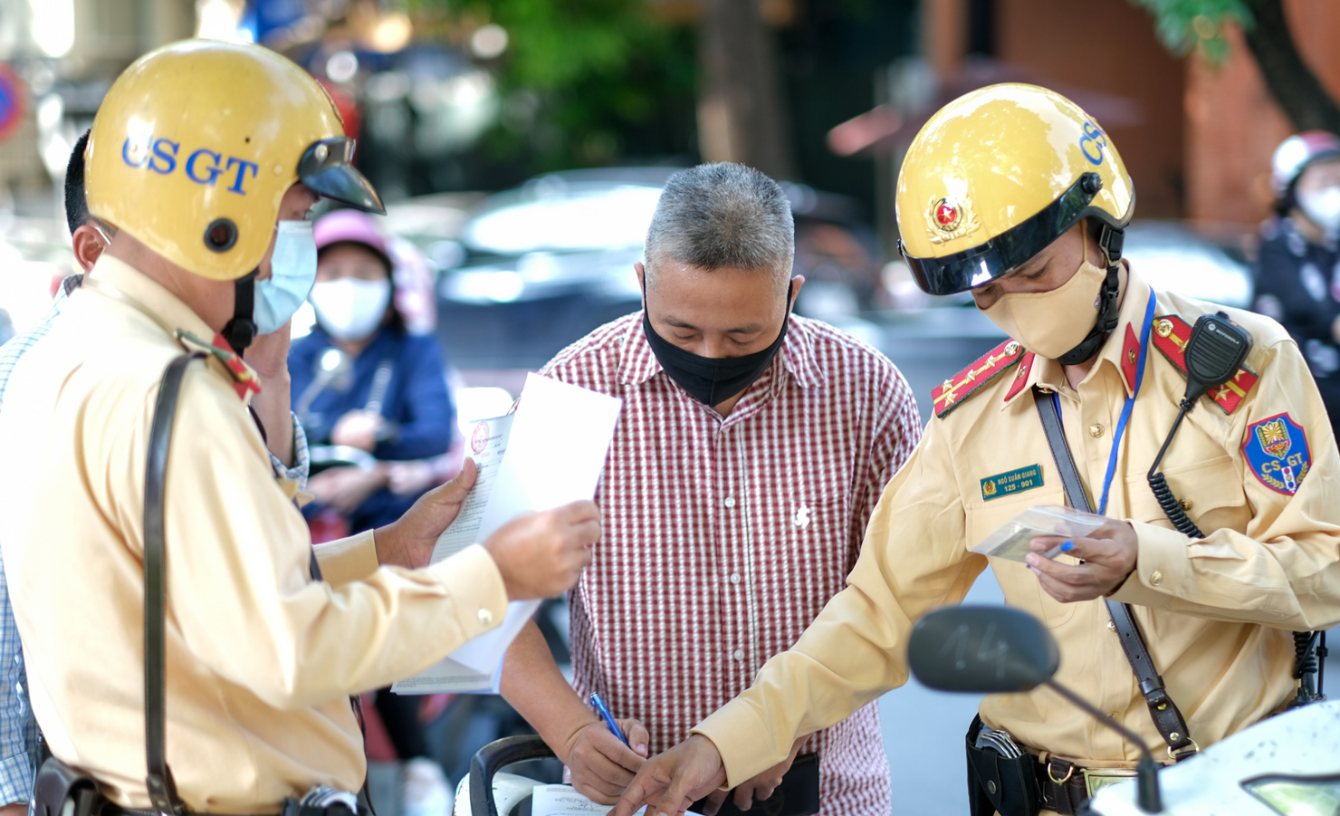Bộ Tài chính yêu cầu Thủ trưởng các đơn vị thuộc Bộ phải xác định việc phát huy vai trò tiên phong, gương mẫu, đi đầu trong chấp hành pháp luật về giao thông.