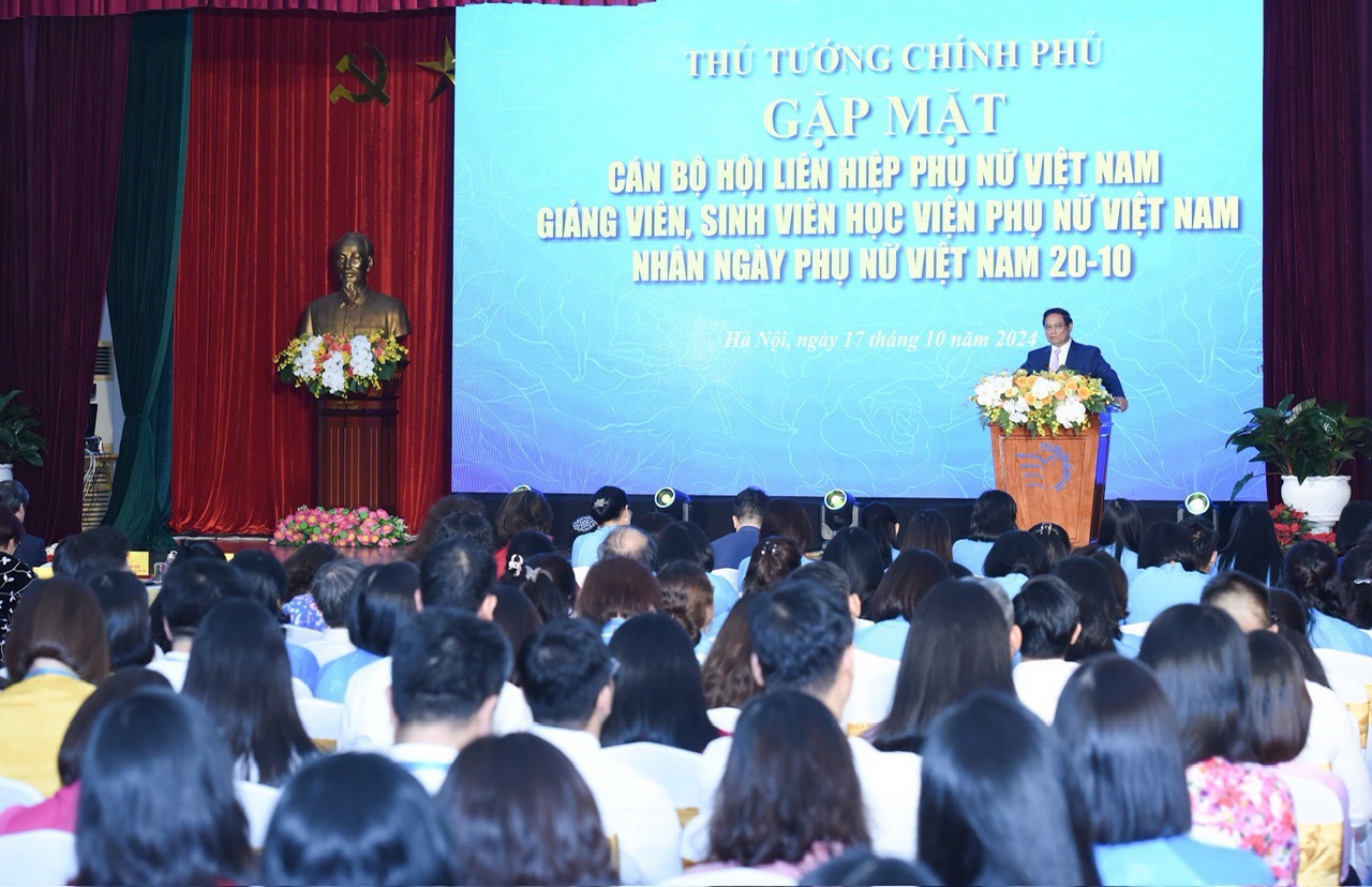 Thủ tướng nhấn mạnh, bước vào kỷ nguyên mới - kỷ nguyên vươn mình của dân tộc, phụ nữ Việt Nam cần tiếp tục phát huy hơn nữa truyền thống vẻ vang, chung sức cùng cả nước nỗ lực phấn đấu thực hiện thành công các mục tiêu, nhiệm vụ phát triển kinh tế-xã hội đã đề ra. Ảnh: VGP/Nhật Bắc  