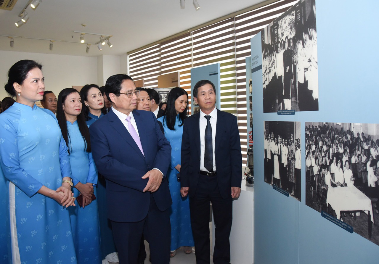 Thủ tướng và các đại biểu thăm khu trải nghiệm thực tế ảo phòng truyền thống của Học viện Phụ nữ. Ảnh: VGP/Nhật Bắc  