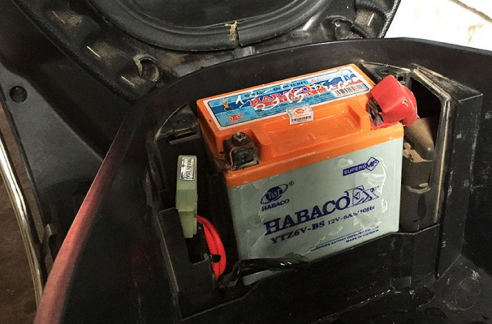 Bình ắc quy vẫn tiêu hao điện ngay cả khi không sử dụng trong thời gian dài