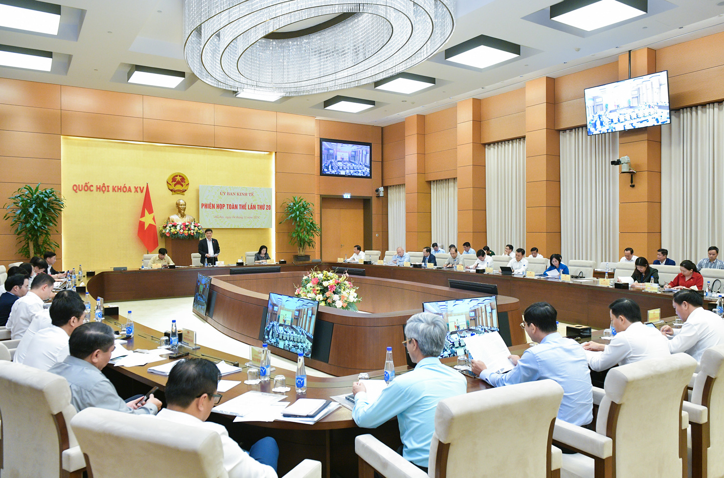 Phiên họp toàn thể lần thứ 20 thẩm tra chủ trương đầu tư Dự án đường sắt tốc độ cao trên trục Bắc – Nam và điều chỉnh chủ trương đầu tư Dự án Cảng Hàng không quốc tế Long Thành.