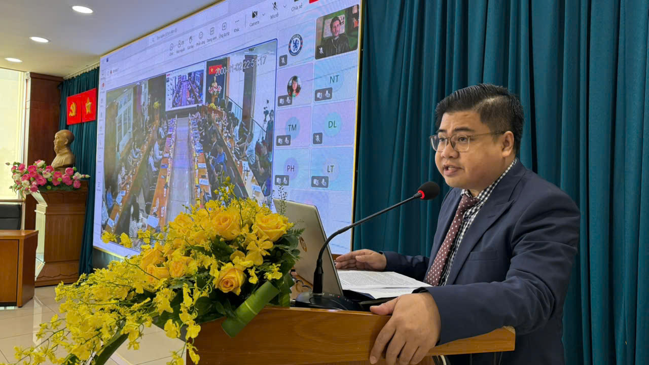 TS. Cao Tấn Huy - Phó Hiệu trưởng Trường Đại học Tài chính – Marketing, phát biểu tại hội thảo. Ảnh: Thoa Nguyễn