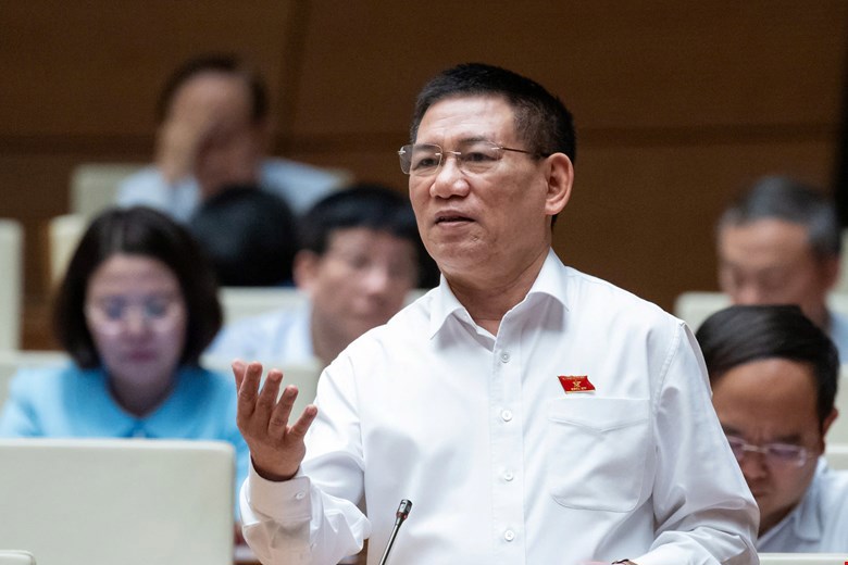 Phó Thủ tướng, Bộ trưởng Bộ Tài chính Hồ Đức Phớc làm rõ các vấn đề đại biểu nêu.