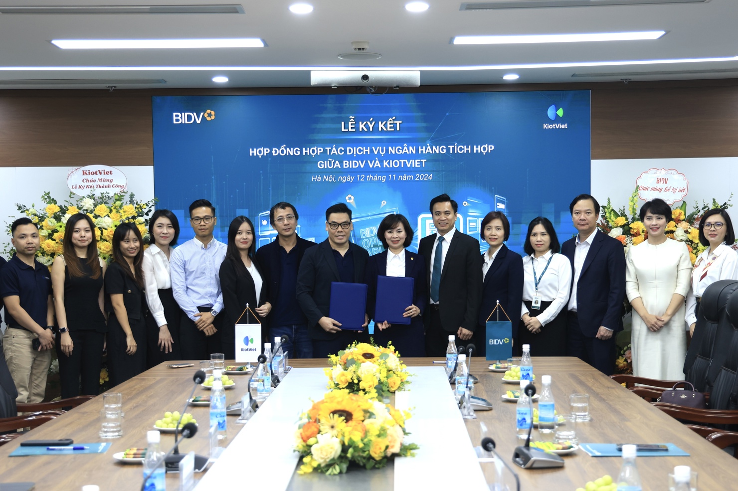Bà Đỗ Thị Thanh Huyền - Giám đốc Ban Chính sách sản phẩm bán buôn BIDV và ông Đỗ Tuấn Anh - Phó TGĐ KiotViet - ký kết thỏa thuận hợp tác. Ảnh: BIDV