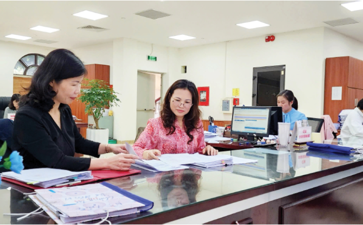 Cán bộ, công chức KBNN tập trung hướng dẫn các chủ đầu tư và ban quản lý dự án, bảo đảm tuân thủ đúng quy định và giúp rút ngắn thời gian kiểm soát chi, đẩy nhanh việc đưa vốn vào công trình