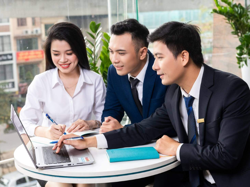 Tư vấn viên bảo hiểm phải có kiến thức tài chính, đạo đức nghề nghiệp, đặt khách hàng lên hàng đầu. 