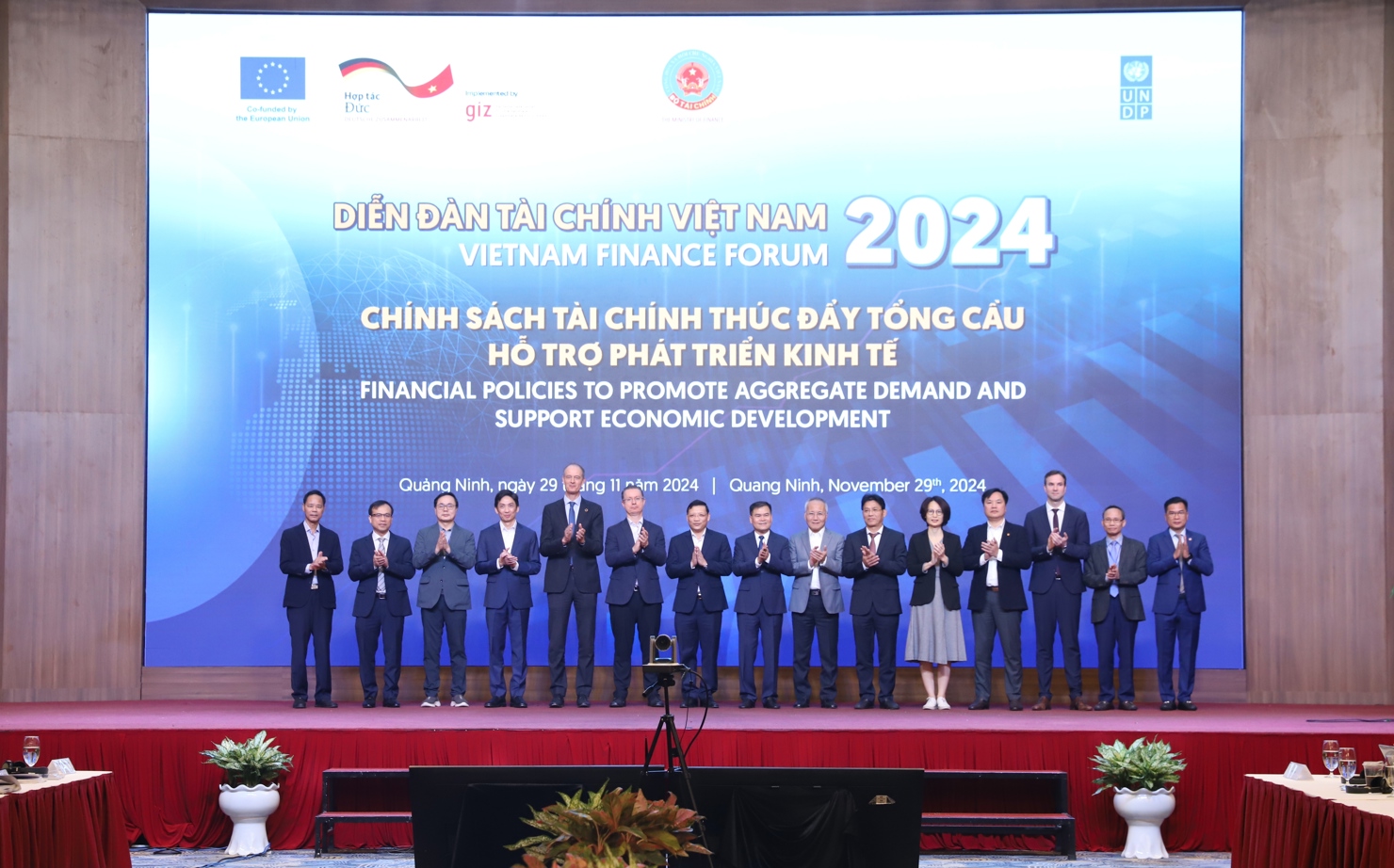 Các đại biểu tại Diễn đàn chụp ảnh lưu niệm.