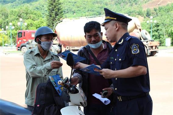 Cán bộ, công chức Hải quan Thanh Hóa tuyên truyền, vận động chính sách pháp luật đến với người dân, doanh nghiệp trên địa bàn.