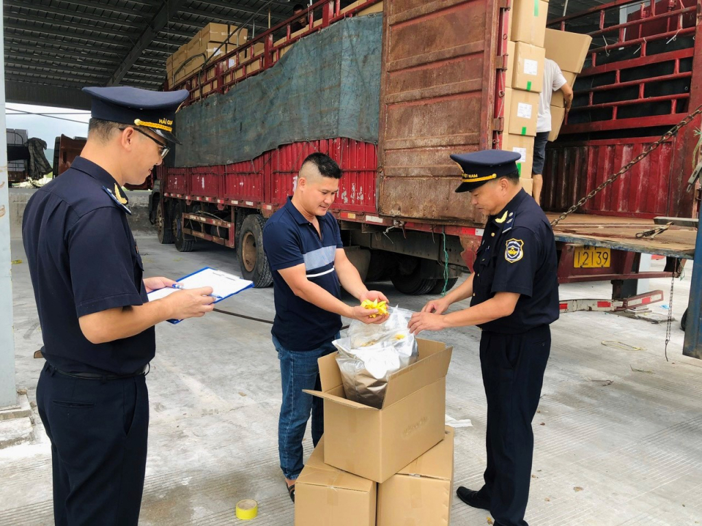 Phó Thủ tướng Thường trực yêu cầu tăng cường tuyên truyền, phổ biến các quy định của pháp luật liên quan đến công tác phòng, chống buôn lậu, vận chuyển trái phép hàng hoá, gian lận thương mại.