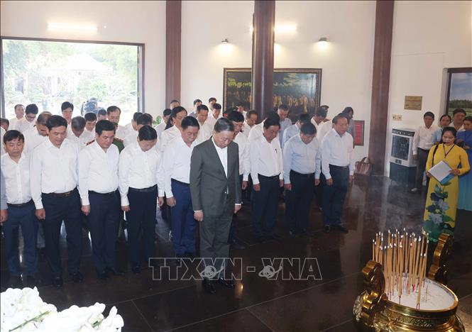 Tổng Bí thư Tô Lâm và các đại biểu thành kính tưởng niệm Cụ Phó bảng Nguyễn Sinh Sắc - Ảnh: TTXVN