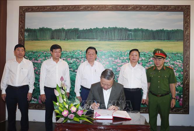 Tổng Bí thư Tô Lâm viết sổ lưu niệm tại Khu di tích Nguyễn Sinh Sắc - Ảnh: TTXVN