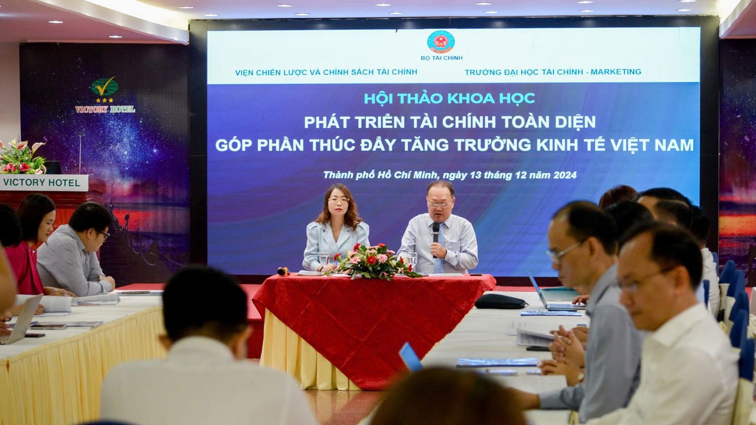 TS. Lê Thị Thùy Vân – Phó Viện trường Viện Chiến lược tài chính và TS. Phạm Quốc Việt - Phó hiệu trưởng Trường ĐH Tài chính - Marketing đồng chủ trì Hội thảo.