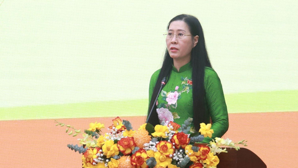 Bà Bùi Thị Quỳnh Vân - Bí thư Tỉnh ủy Quảng Ngãi phát biểu tại Hội nghị tình hình thực hiện nhiệm vụ năm 2024; mục tiêu, chỉ tiêu, nhiệm vụ và giải pháp chủ yếu năm 2025.