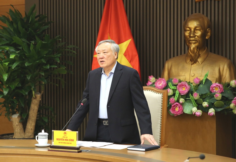 Phó Thủ tướng Thường trực Chính phủ Nguyễn Hòa Bình phát biểu tại cuộc họp. 