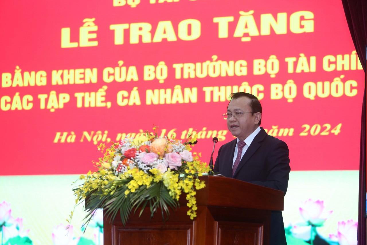 Thứ trưởng Bộ Tài chính Lê Tấn Cận phát biểu tại buổi lễ. Ảnh: Đức Minh