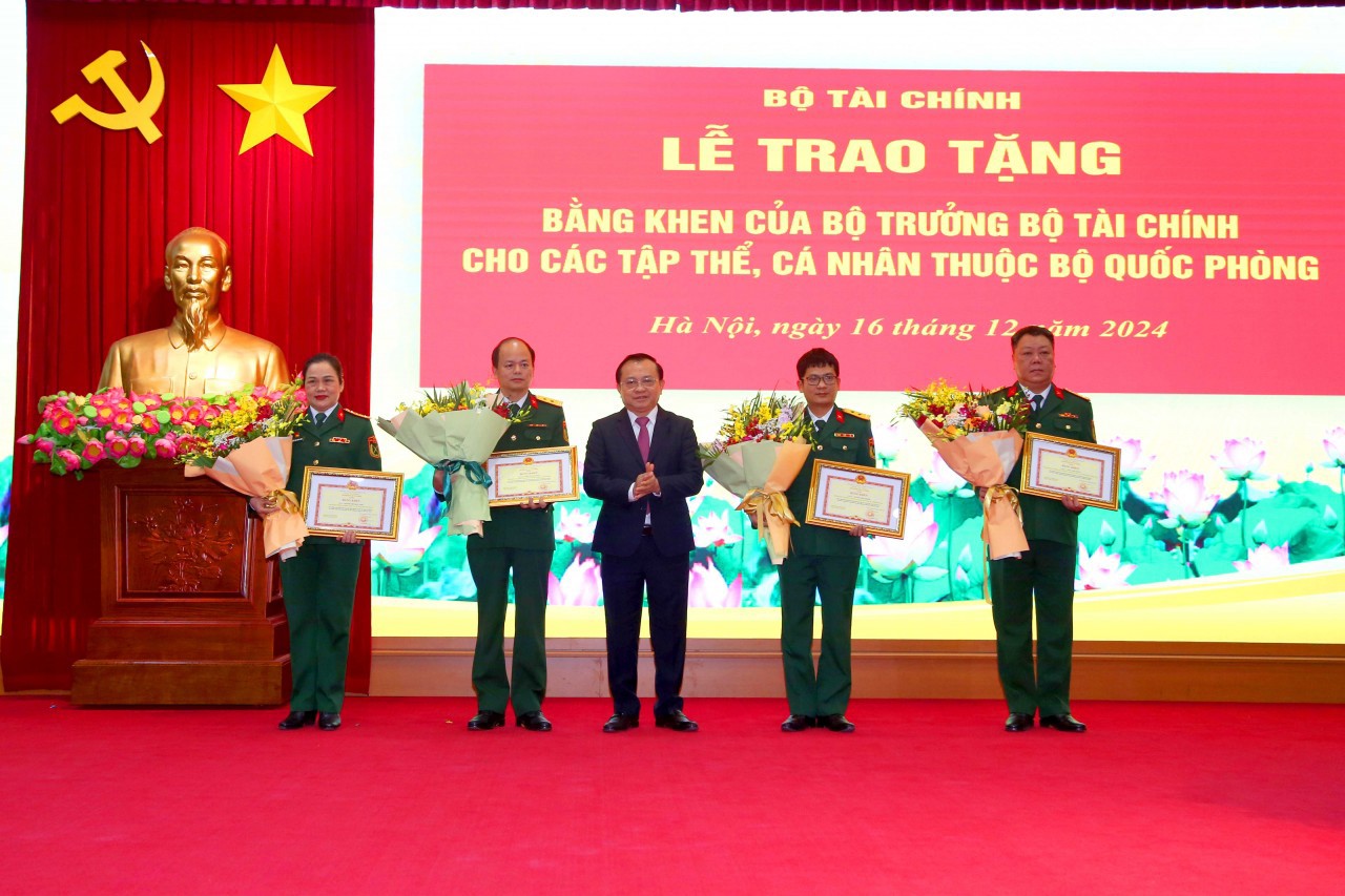 Thứ trưởng Bộ Tài chính Lê Tấn Cận trao Bằng khen của Bộ trưởng Bộ Tài chính cho các cá nhân thuộc Bộ Quốc phòng.
