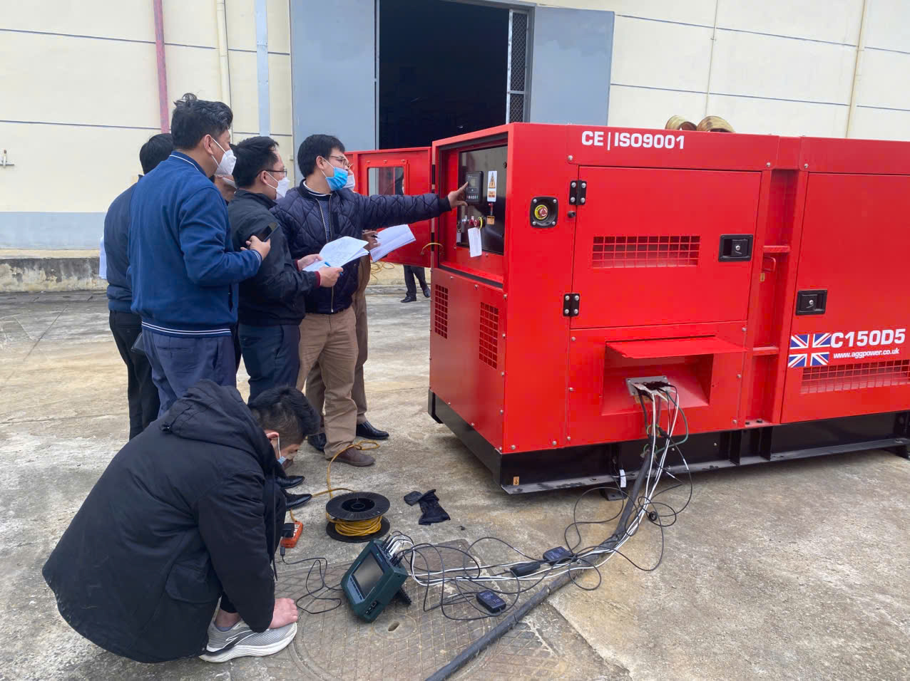 Cán bộ, công chức Cục DTNN khu vực Hoàng Liên Sơn kiểm tra chất lượng vật tư thiết bị trước khi nhập kho DTQG.